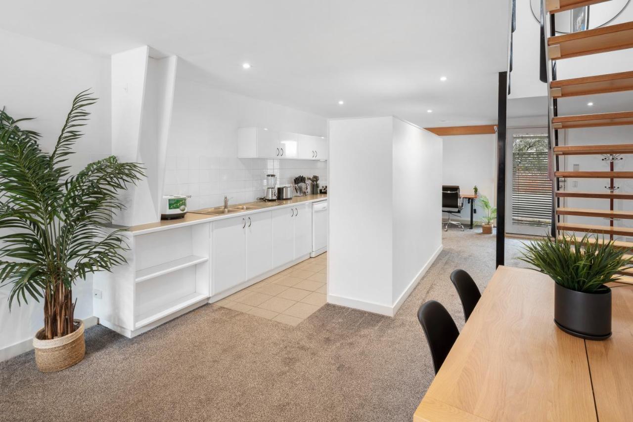 King Bed Living In Heart Of The Cbd, With Parking