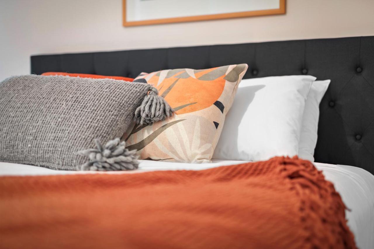 King Bed Living In Heart Of The Cbd, With Parking Apartment *