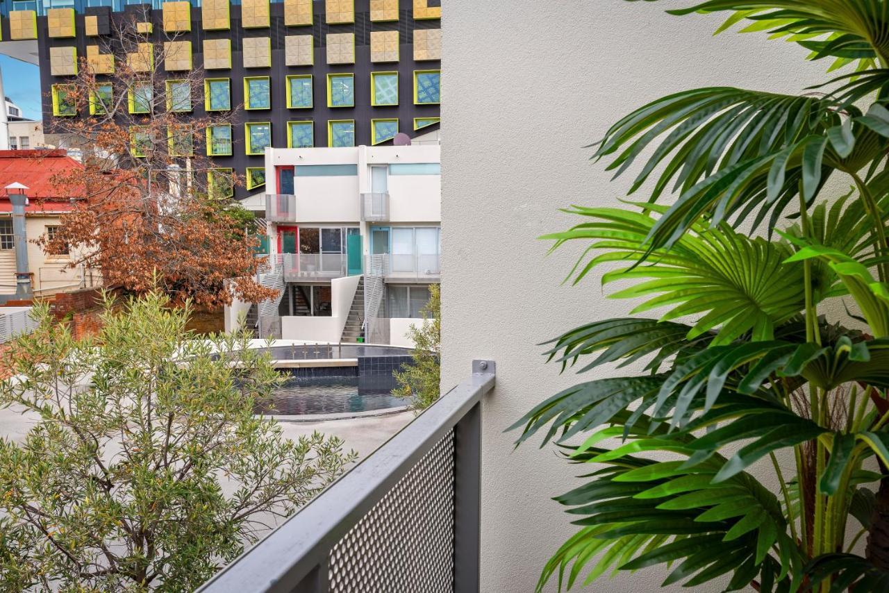 Apartment King Bed Living In Heart Of The Cbd, With Parking