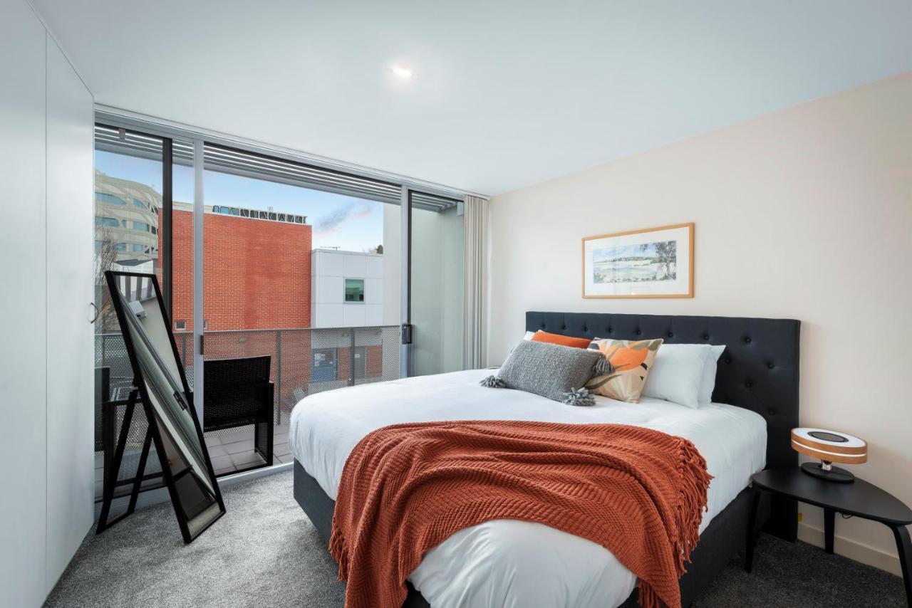 Apartment King Bed Living In Heart Of The Cbd, With Parking