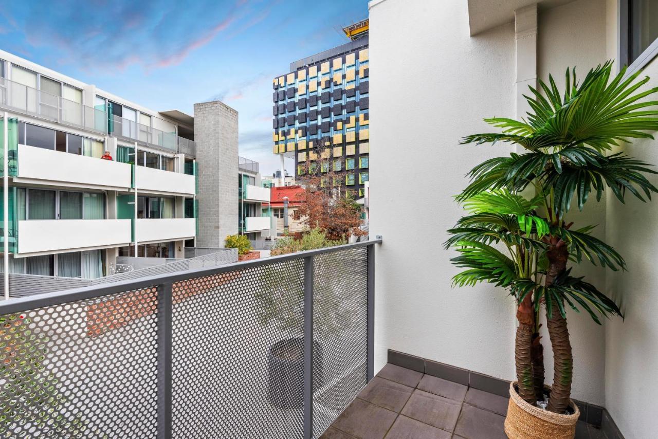 Apartment King Bed Living In Heart Of The Cbd, With Parking